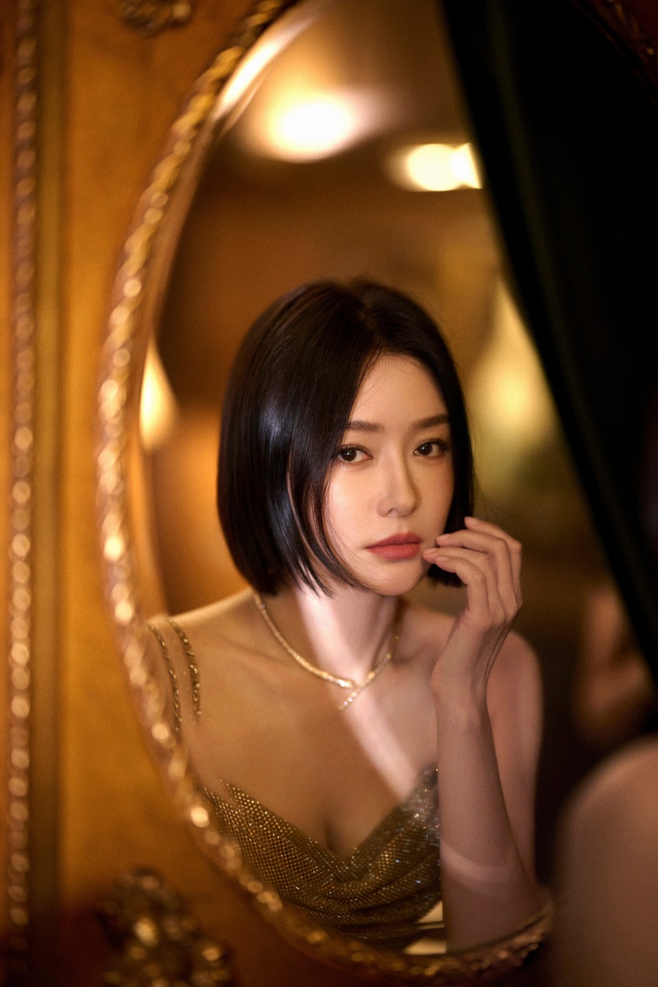 秦岚一袭金色长裙融于古典画镜 尽显缱绻优雅  第8张