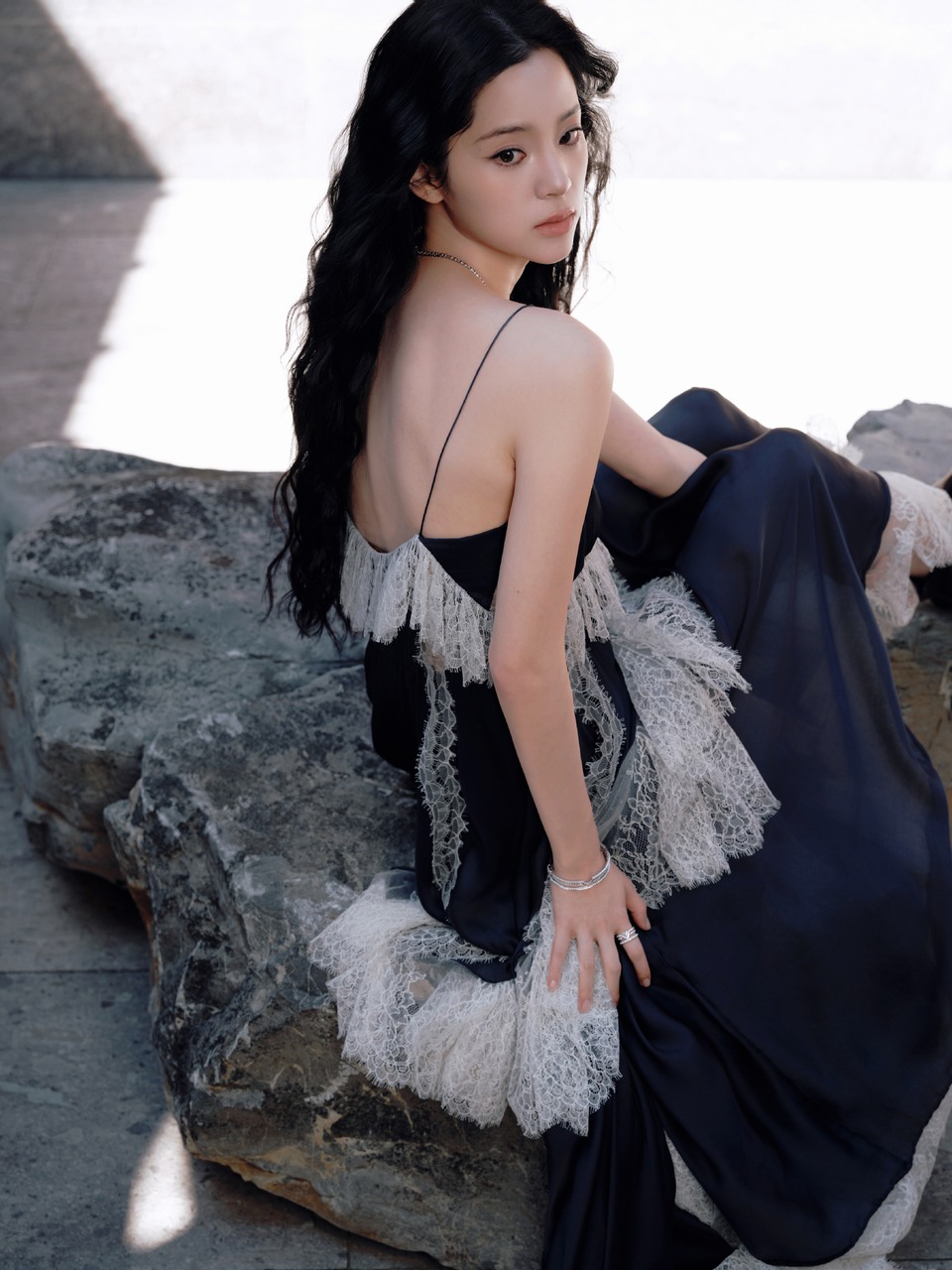 欧阳娜娜抓一缕无形的风 树影和阳光让风有了形状  第2张