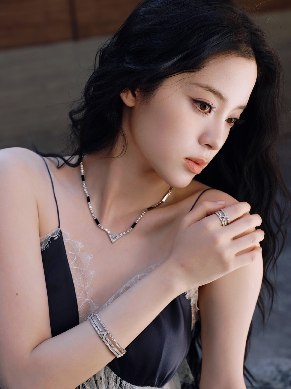 欧阳娜娜抓一缕无形的风 树影和阳光让风有了形状  第8张