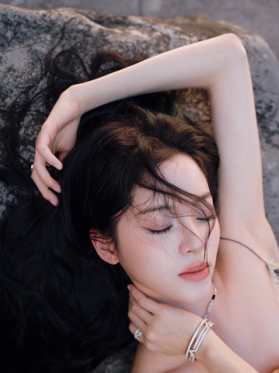 欧阳娜娜抓一缕无形的风 树影和阳光让风有了形状  第7张