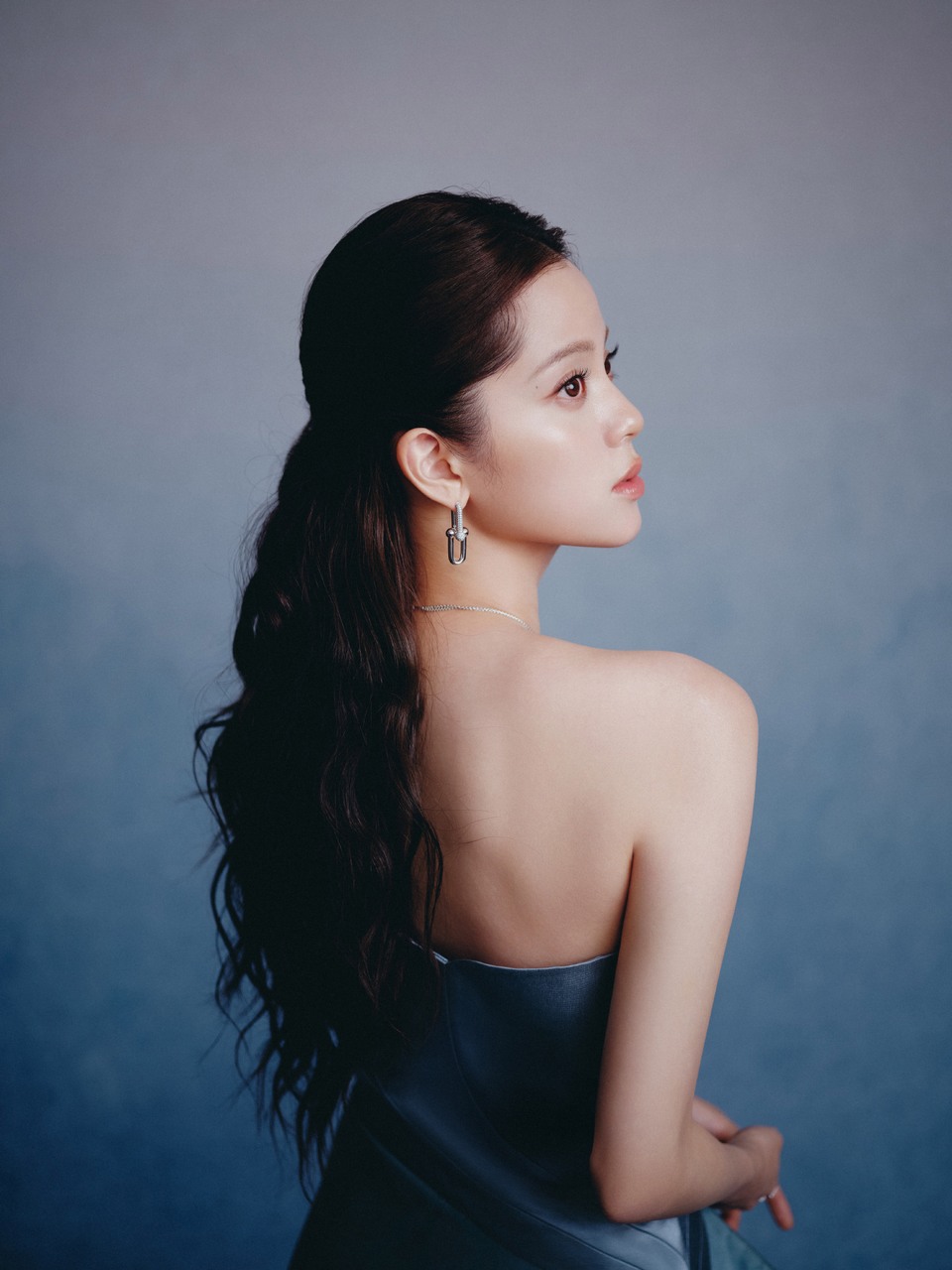 欧阳娜娜停驻在海蓝色的夜晚 感受自然与音乐合奏  第5张