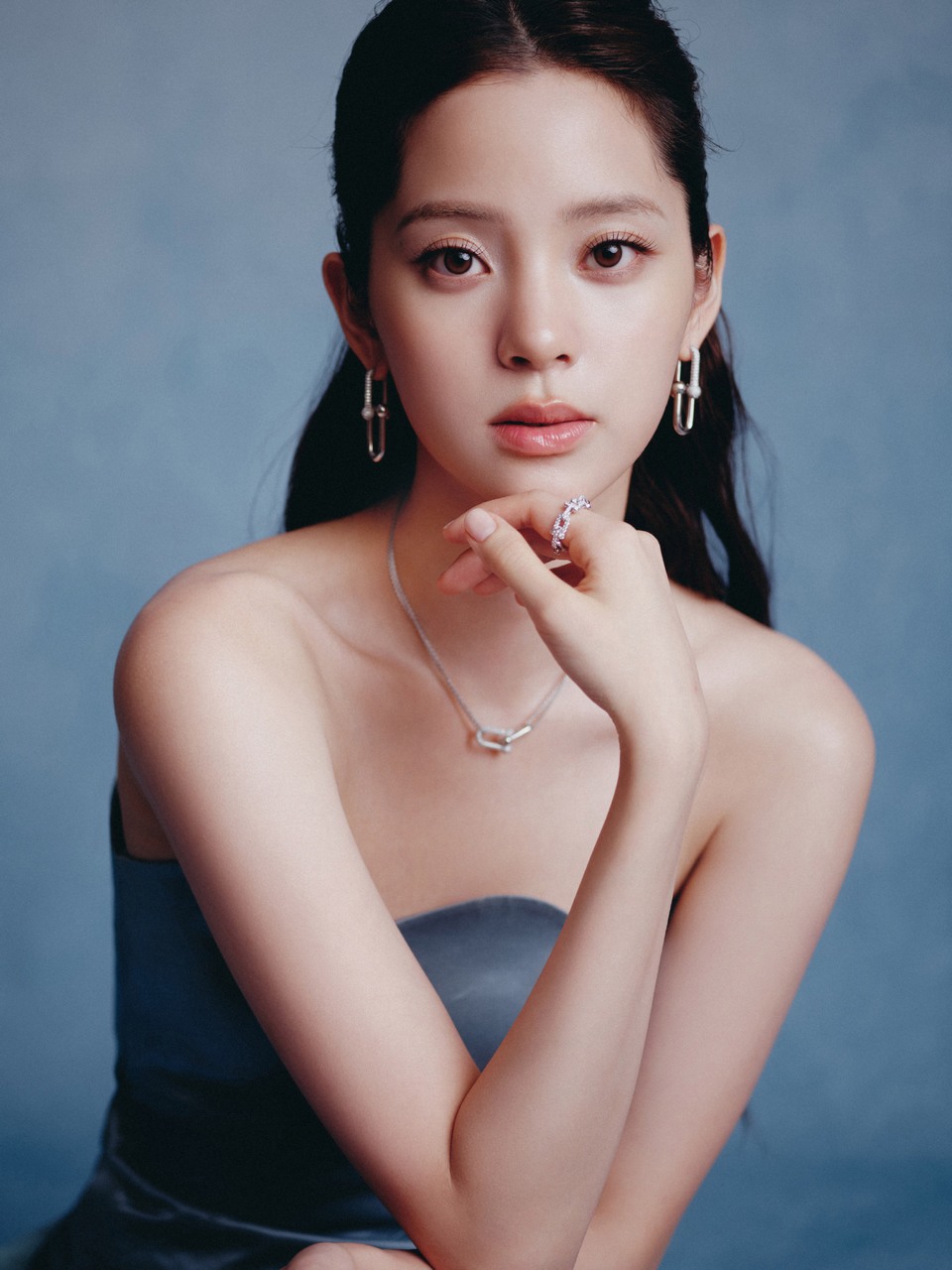 欧阳娜娜停驻在海蓝色的夜晚 感受自然与音乐合奏  第6张