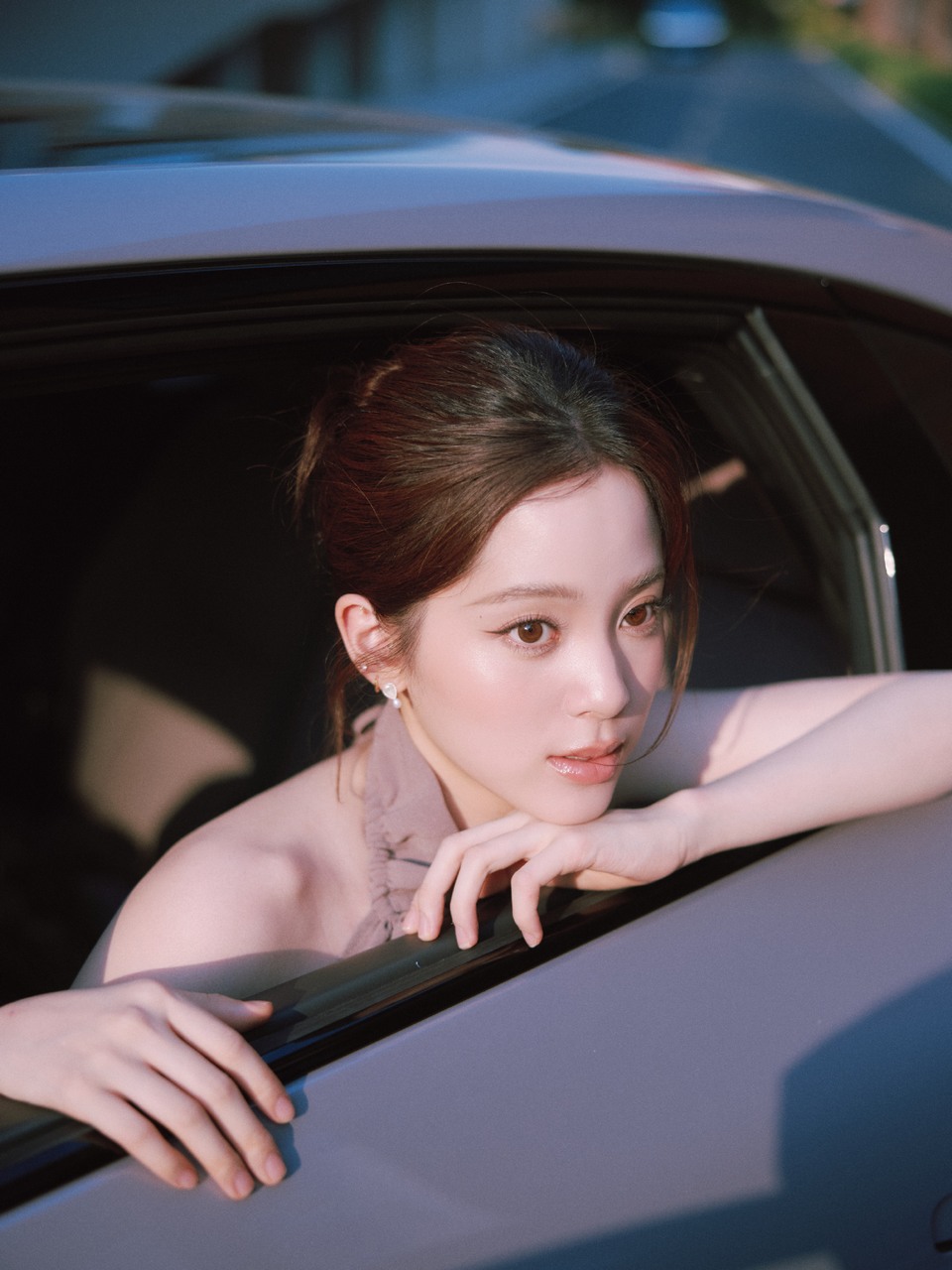 欧阳娜娜透过暖阳与花香 带着风中的故事一起出发  第10张