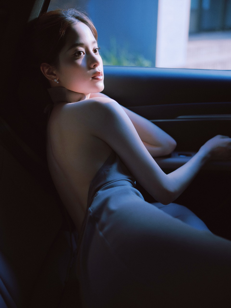 欧阳娜娜透过暖阳与花香 带着风中的故事一起出发  第2张