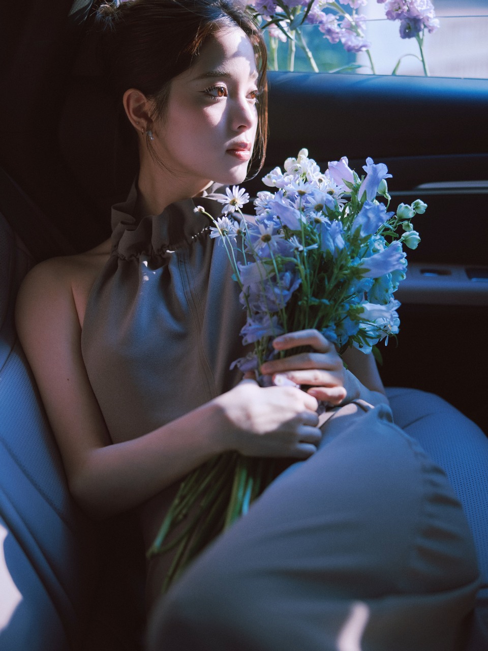 欧阳娜娜透过暖阳与花香 带着风中的故事一起出发