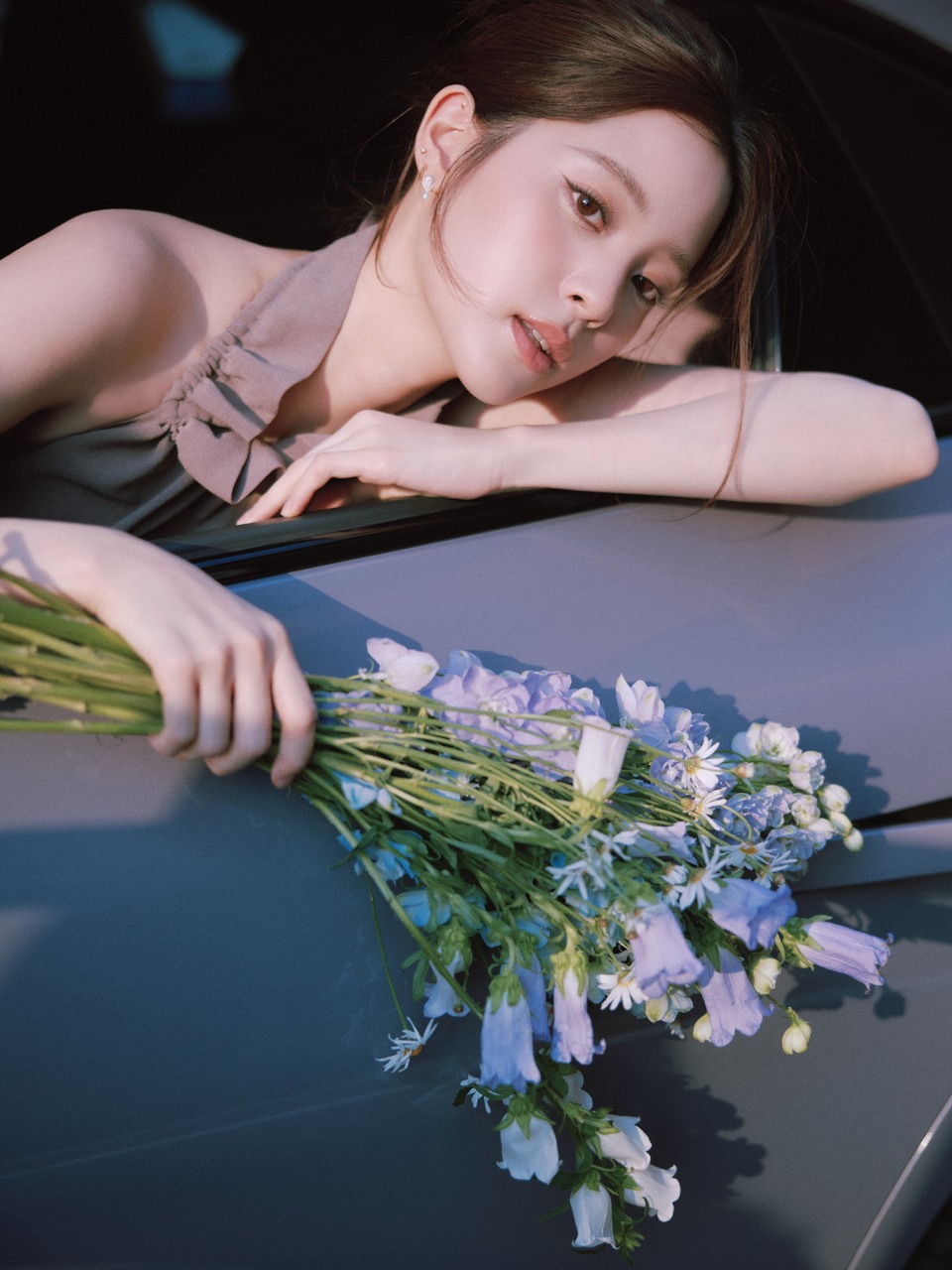 欧阳娜娜透过暖阳与花香 带着风中的故事一起出发  第6张