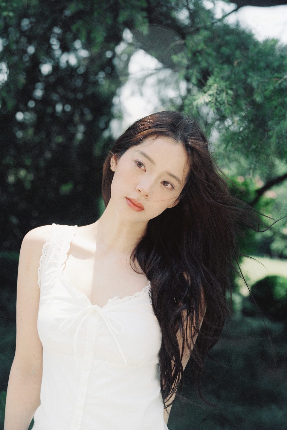 欧阳娜娜定格此刻美好 林间光斑是天然的滤镜  第8张