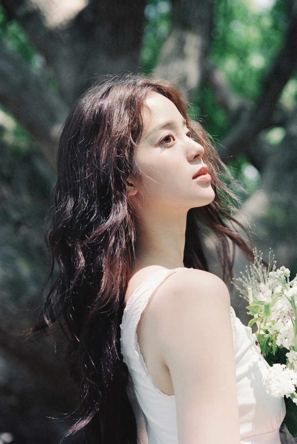 欧阳娜娜定格此刻美好 林间光斑是天然的滤镜  第6张