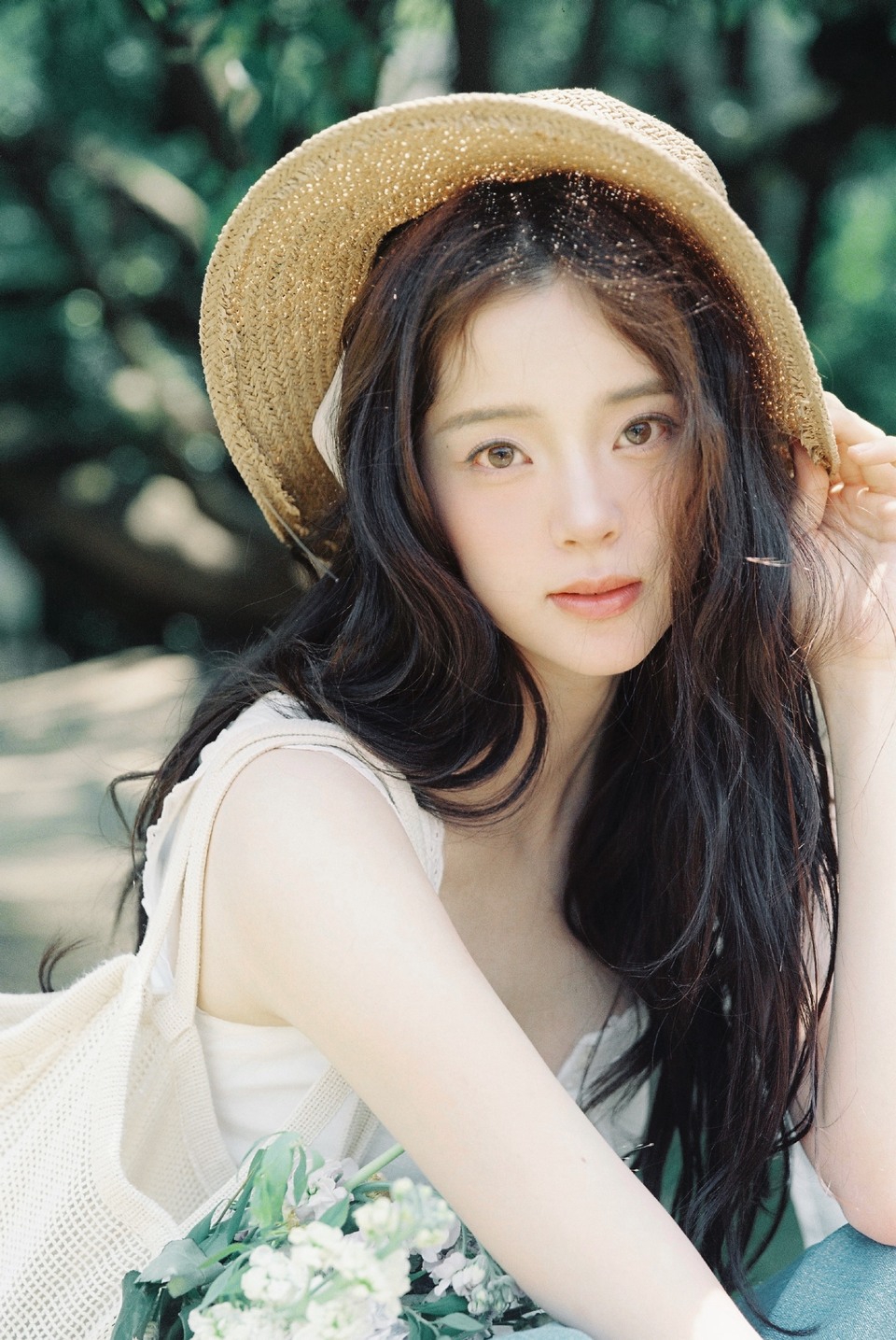 欧阳娜娜定格此刻美好 林间光斑是天然的滤镜  第5张