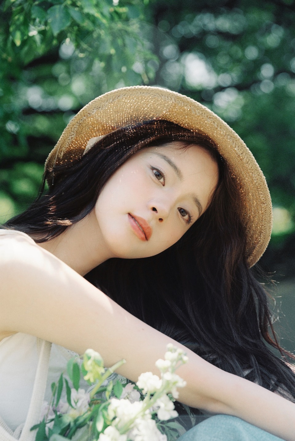 欧阳娜娜定格此刻美好 林间光斑是天然的滤镜  第7张