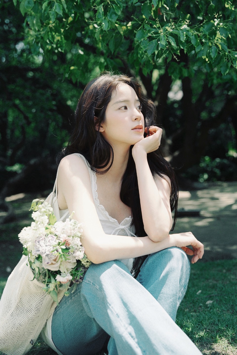 欧阳娜娜定格此刻美好 林间光斑是天然的滤镜  第11张
