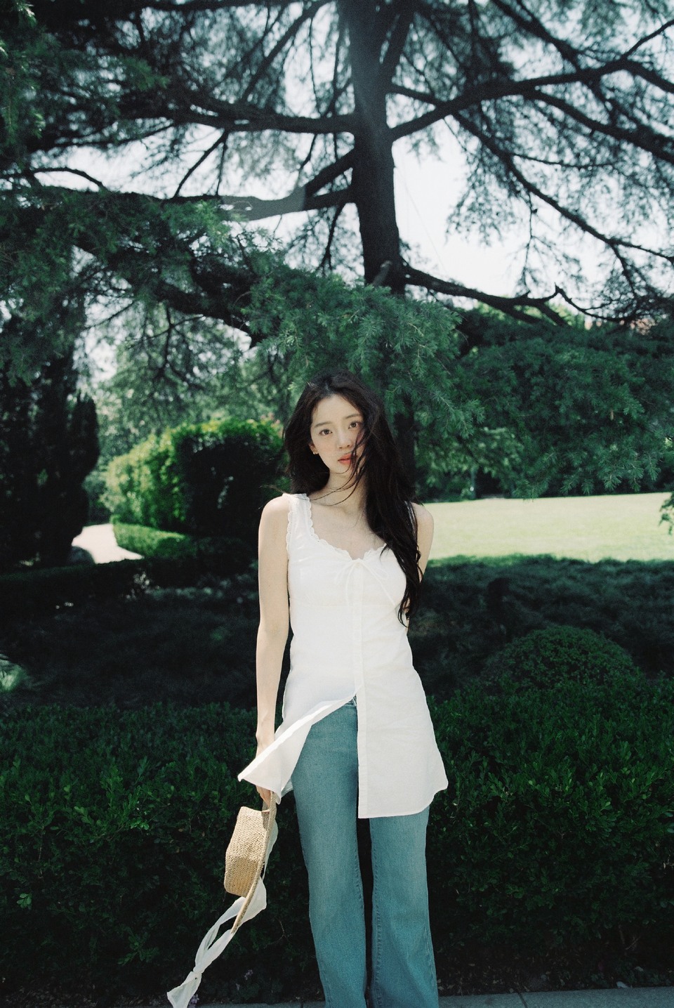 欧阳娜娜定格此刻美好 林间光斑是天然的滤镜
