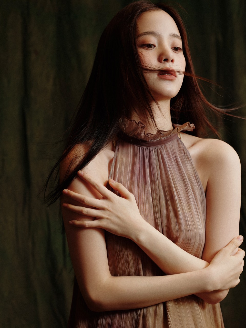 欧阳娜娜在光影交错的瞬间 感受艺术的无限可能  第2张