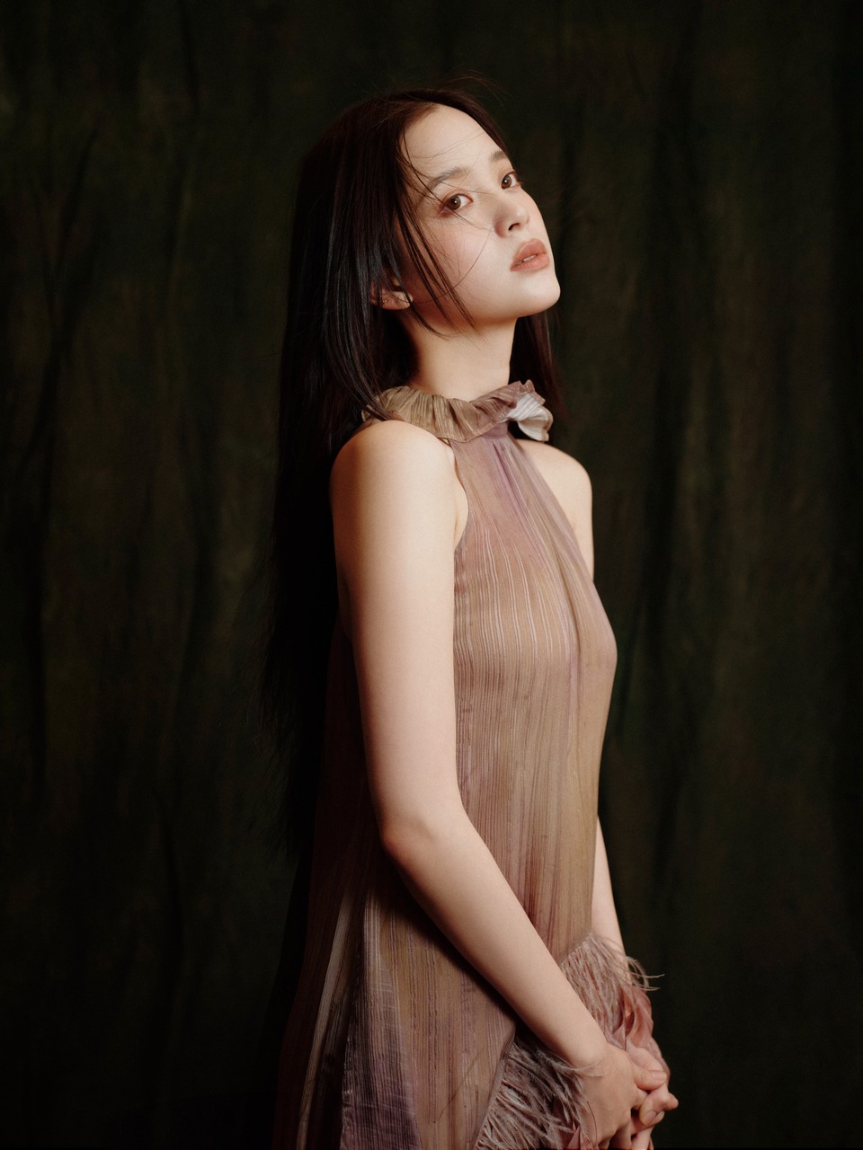 欧阳娜娜在光影交错的瞬间 感受艺术的无限可能  第9张