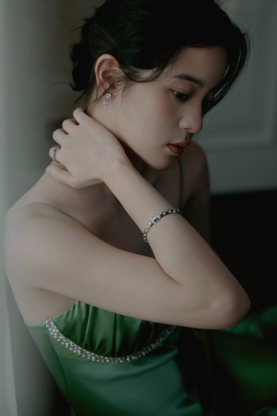 欧阳娜娜优雅的绿色漏肩礼裙 油画里走出来的公主  第8张