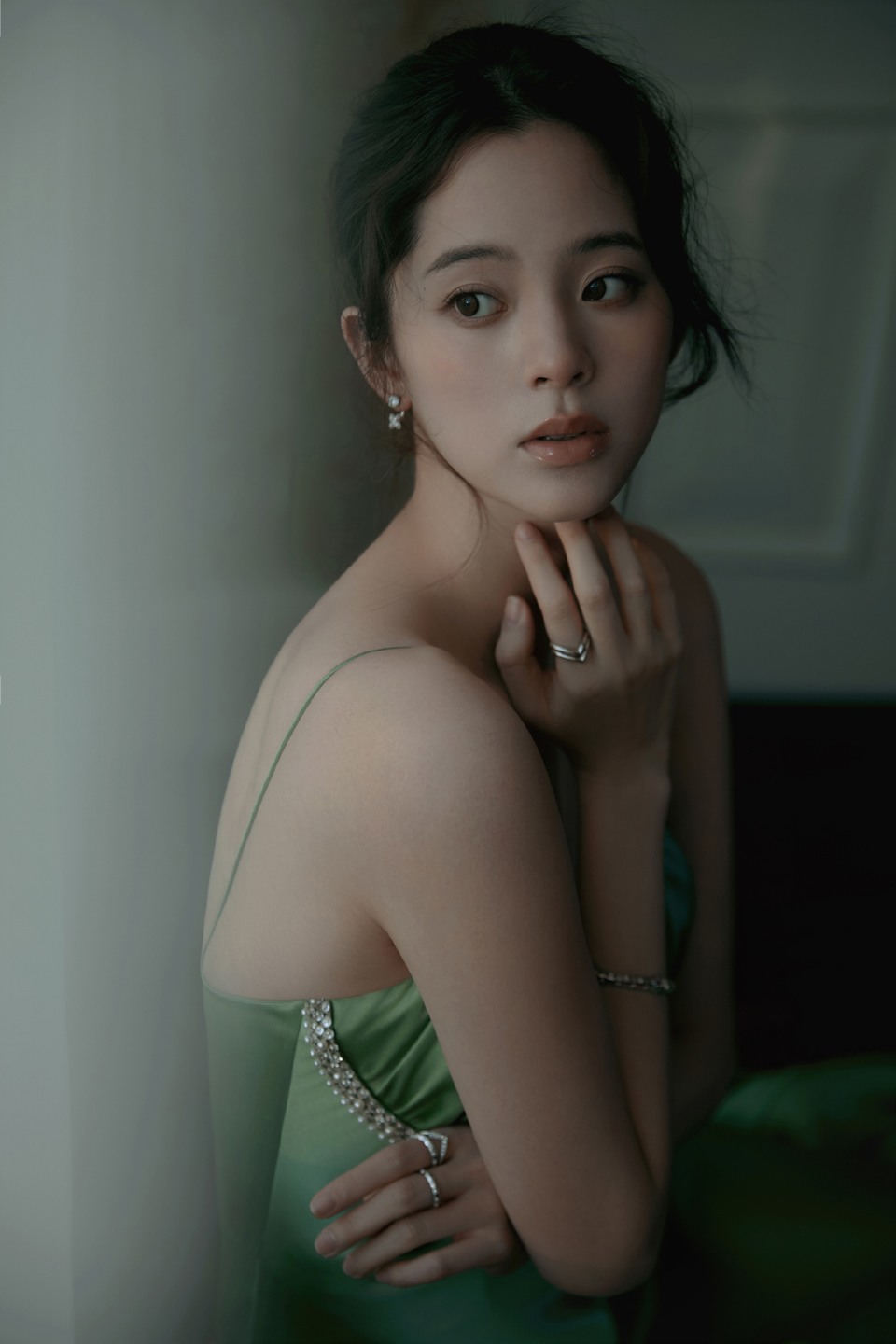 欧阳娜娜优雅的绿色漏肩礼裙 油画里走出来的公主  第10张