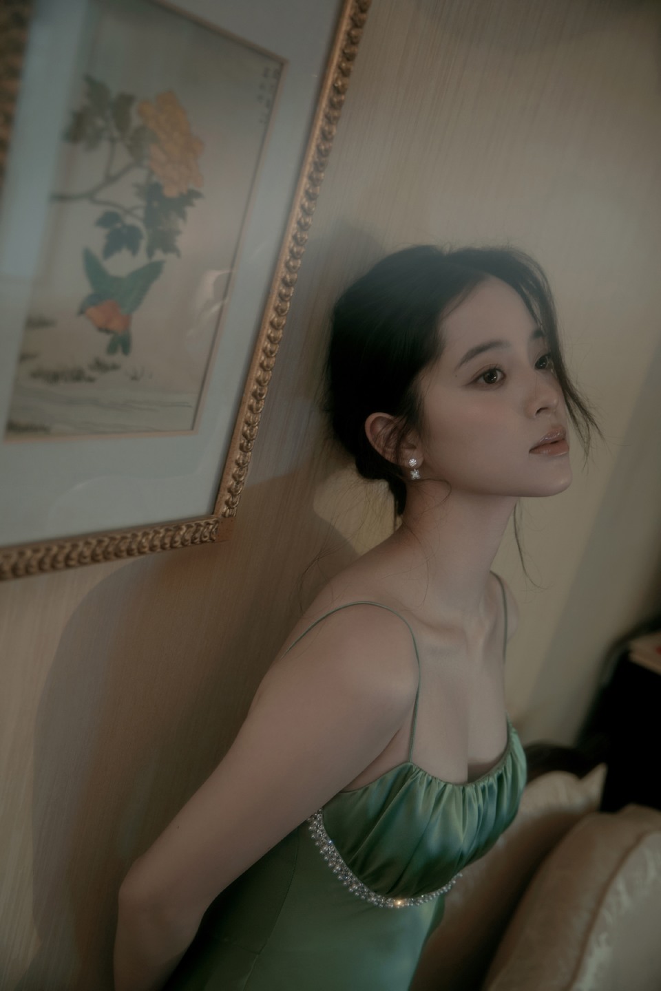 欧阳娜娜优雅的绿色漏肩礼裙 油画里走出来的公主  第9张