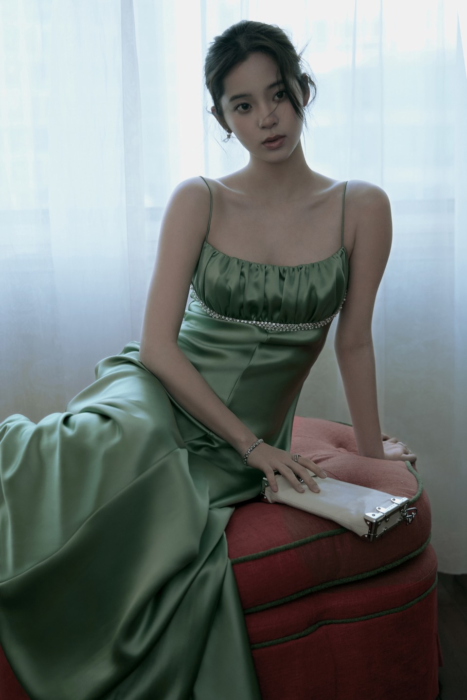 欧阳娜娜优雅的绿色漏肩礼裙 油画里走出来的公主