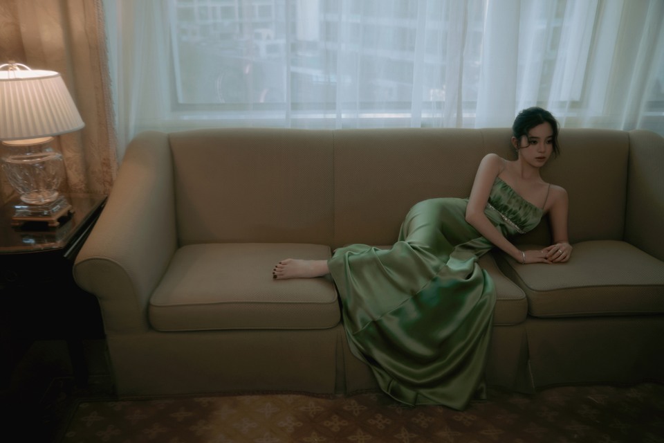 欧阳娜娜优雅的绿色漏肩礼裙 油画里走出来的公主  第5张