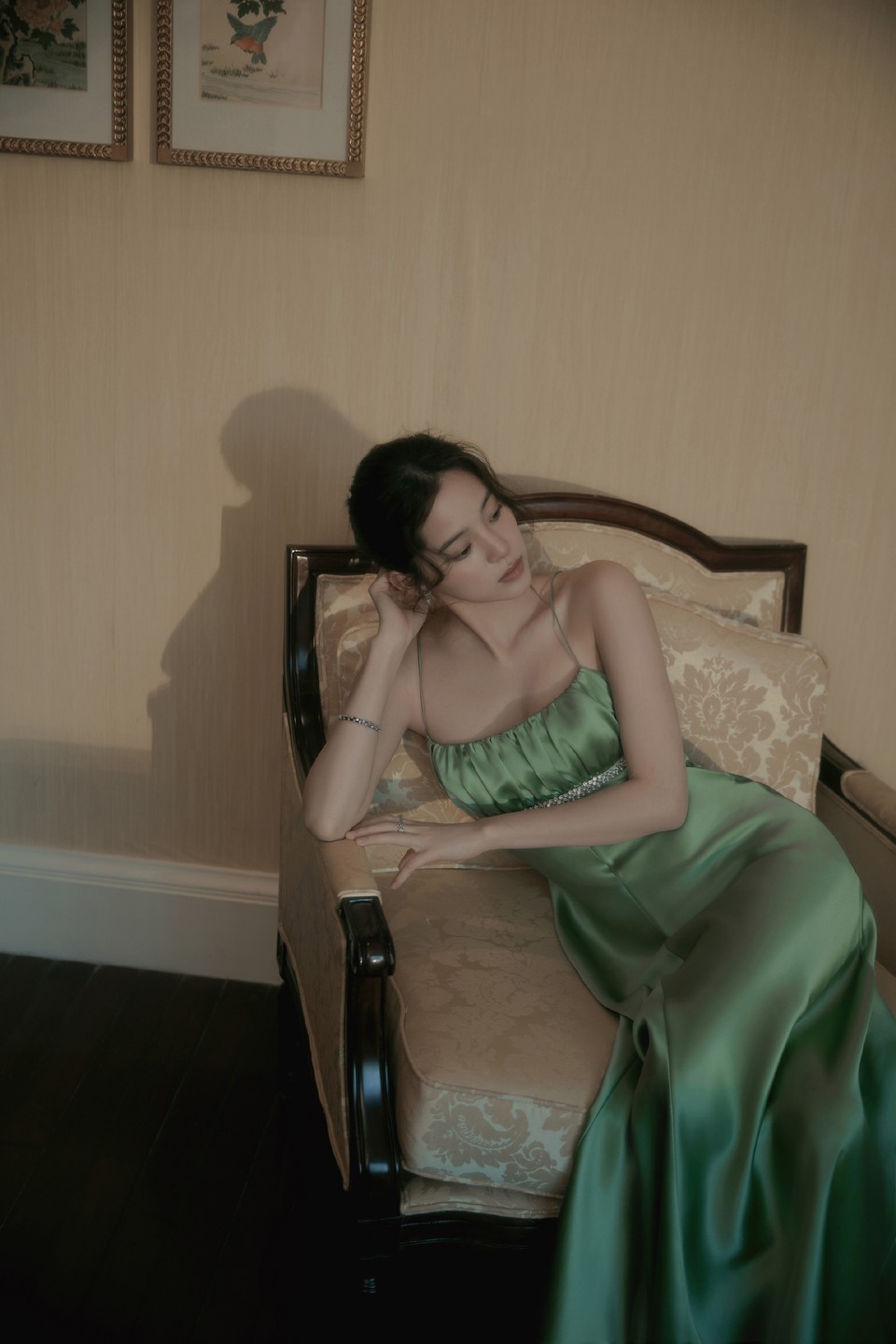 欧阳娜娜优雅的绿色漏肩礼裙 油画里走出来的公主  第2张