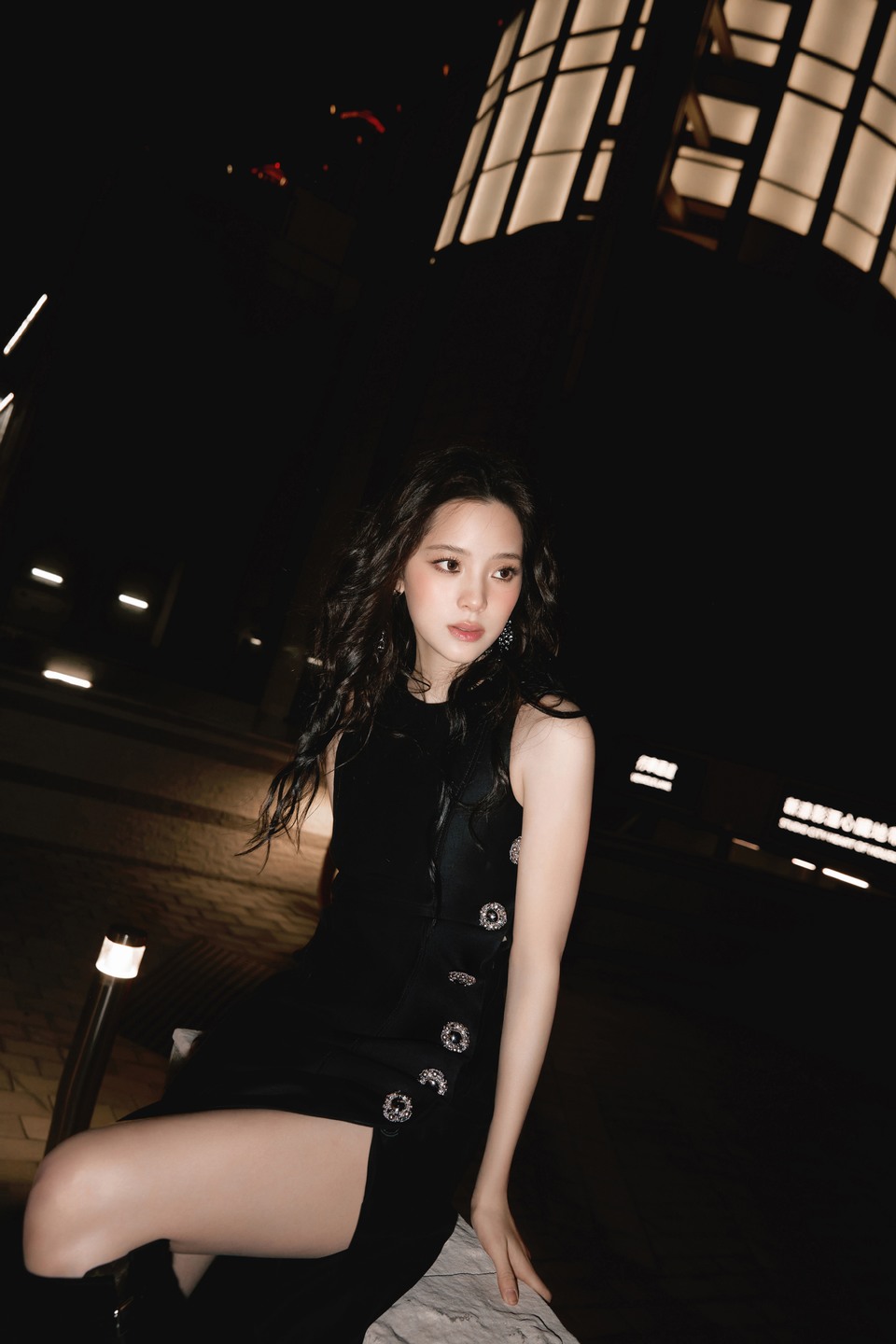 欧阳娜娜夜幕低垂如约而至 点亮黑夜每一个角落  第2张