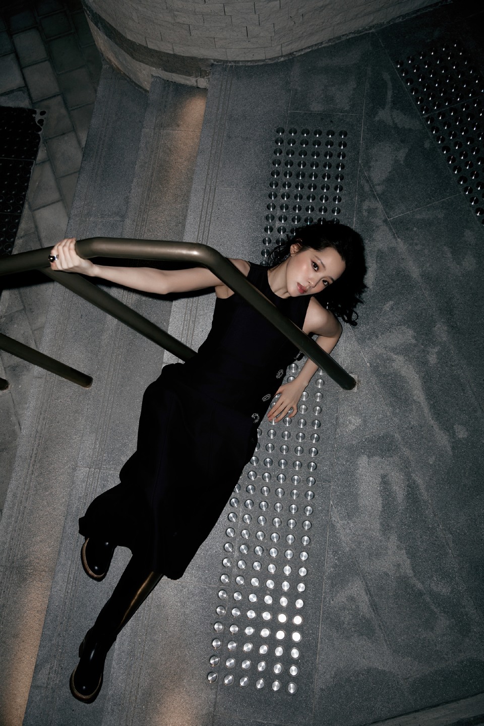 欧阳娜娜夜幕低垂如约而至 点亮黑夜每一个角落  第4张