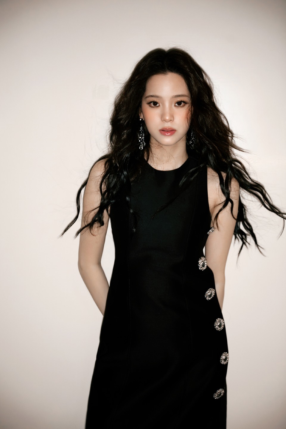 欧阳娜娜夜幕低垂如约而至 点亮黑夜每一个角落  第6张