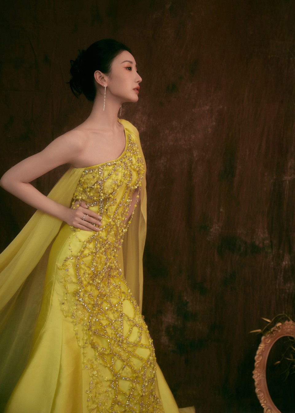 毛晓彤披风翻卷间步入金色画卷 画中美景风自成趣  第3张