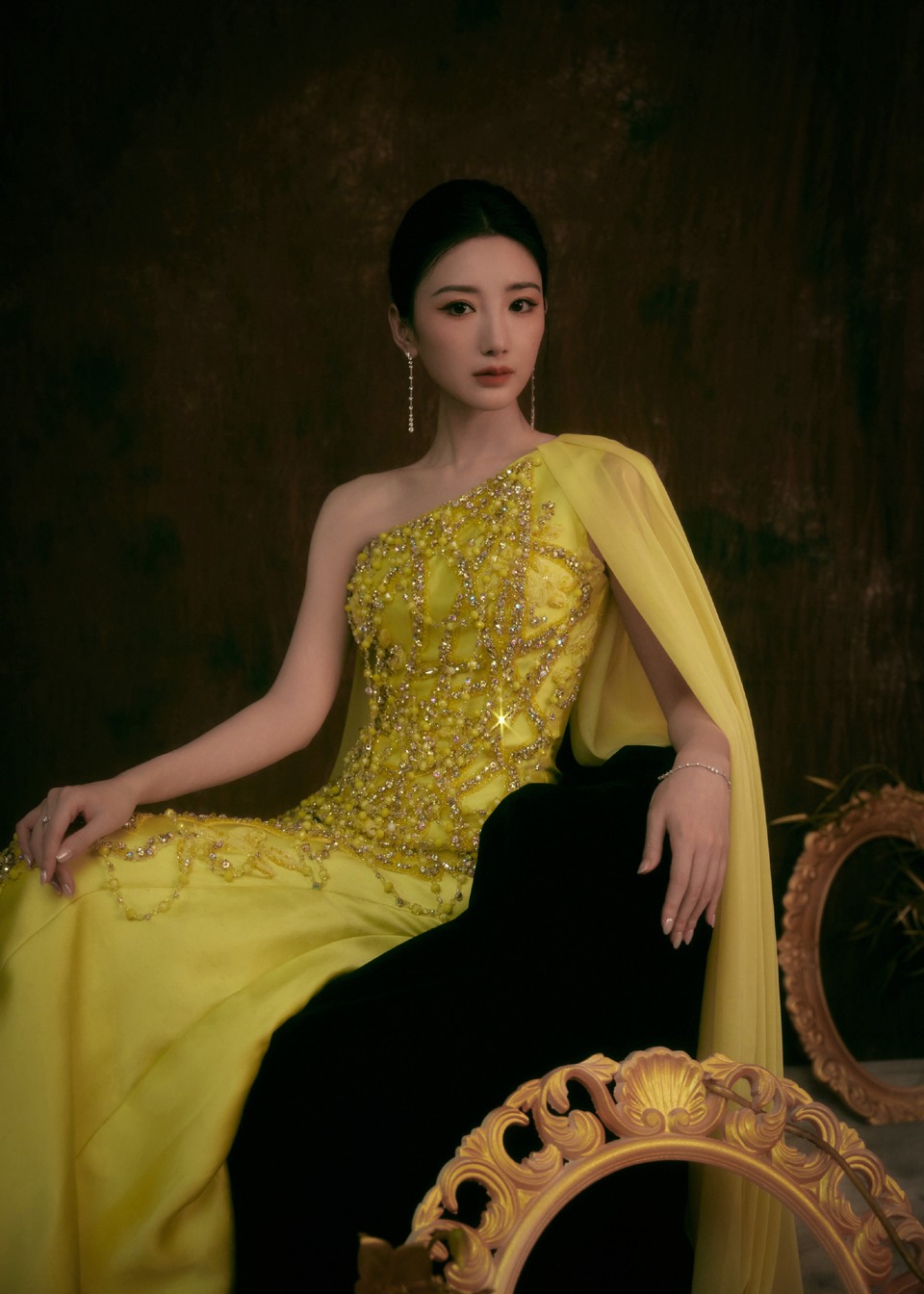 毛晓彤披风翻卷间步入金色画卷 画中美景风自成趣  第9张