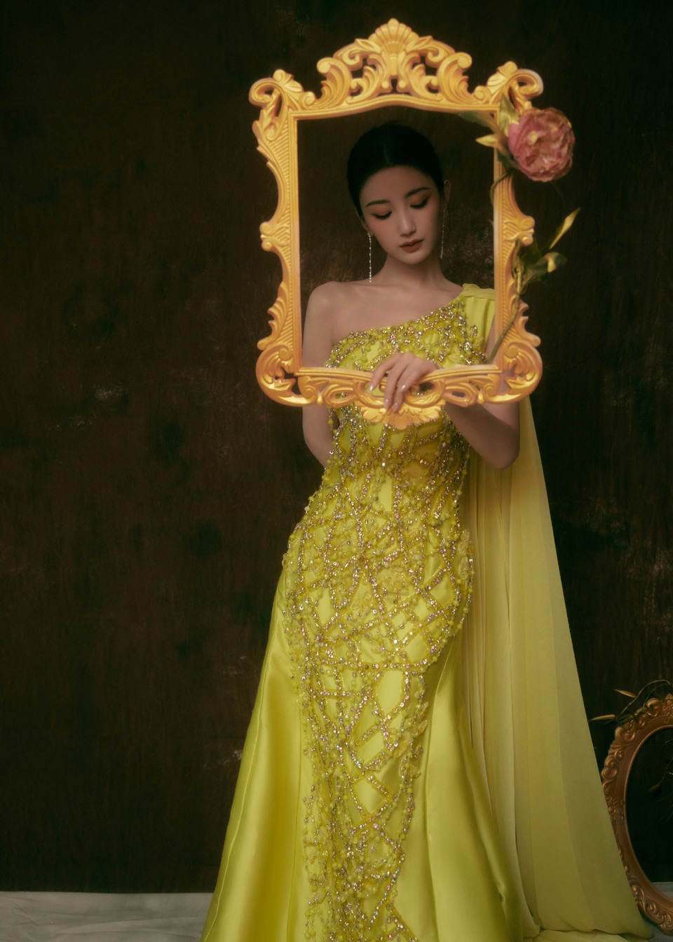 毛晓彤披风翻卷间步入金色画卷 画中美景风自成趣  第4张