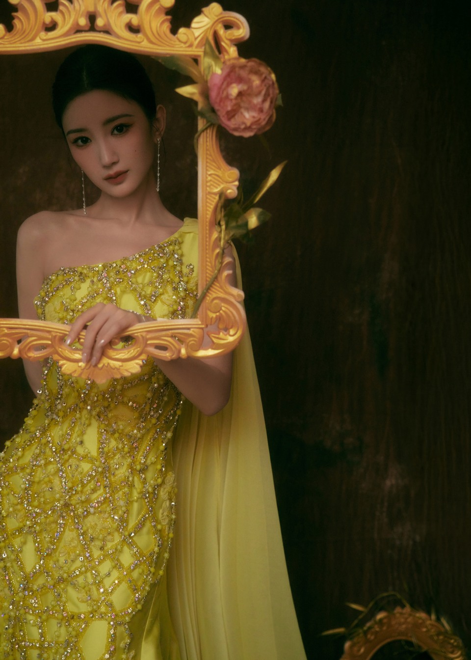 毛晓彤披风翻卷间步入金色画卷 画中美景风自成趣  第10张