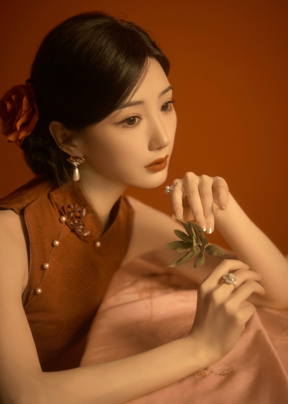 毛晓彤旗袍裁就复古意韵 鬓边花影摇曳中式浪漫  第3张