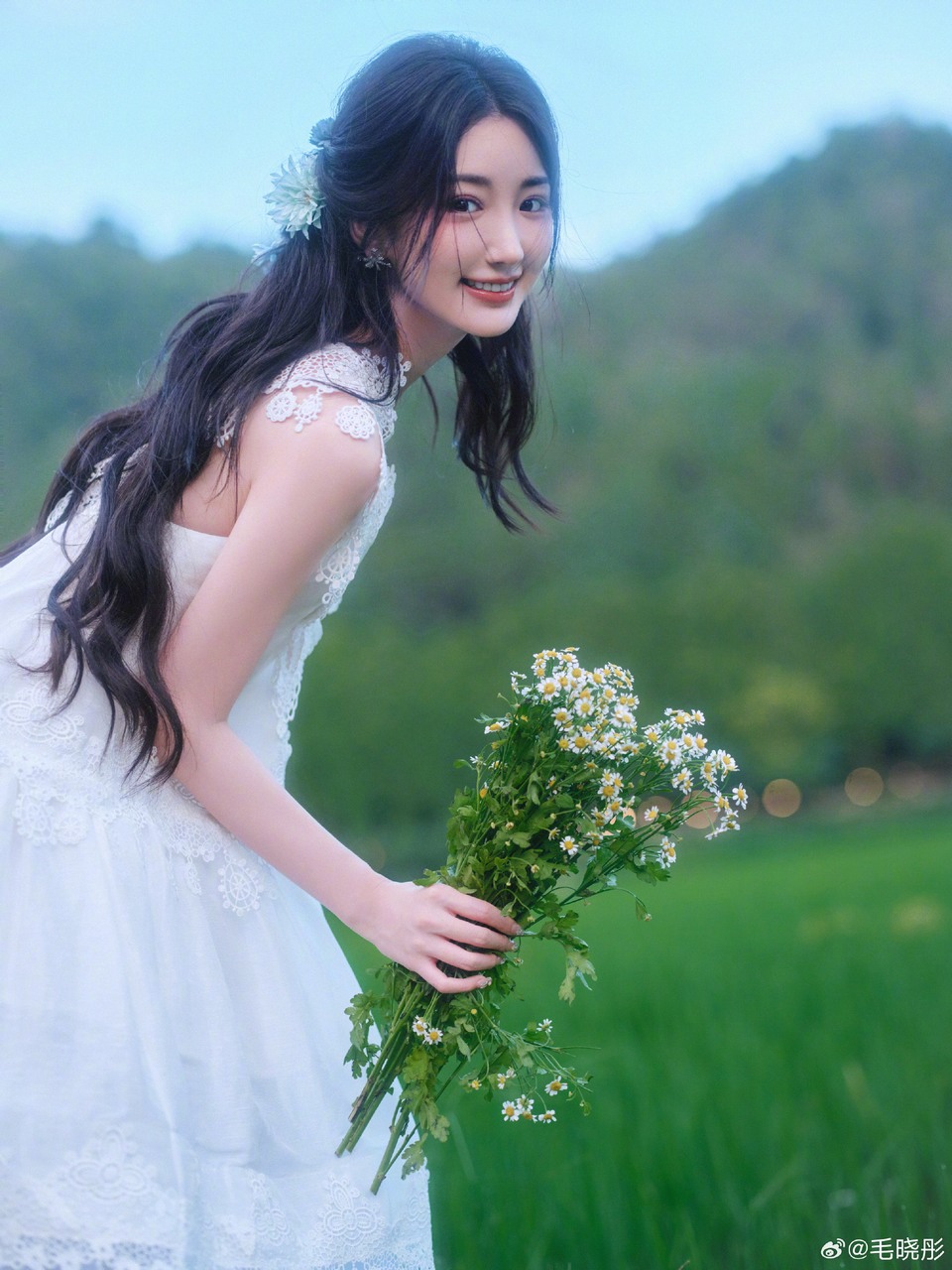 毛晓彤手捧碎花的瞬间 灵动在江南水乡漫开  第10张