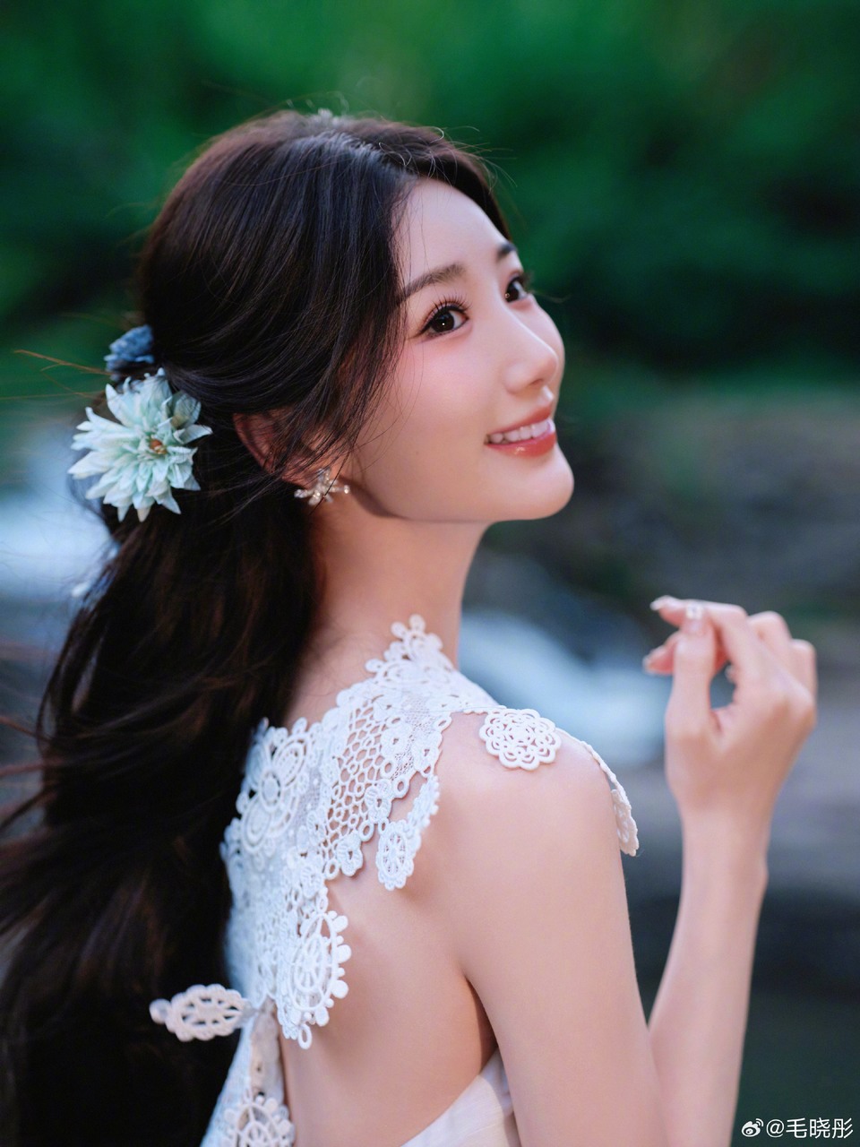 毛晓彤手捧碎花的瞬间 灵动在江南水乡漫开  第11张