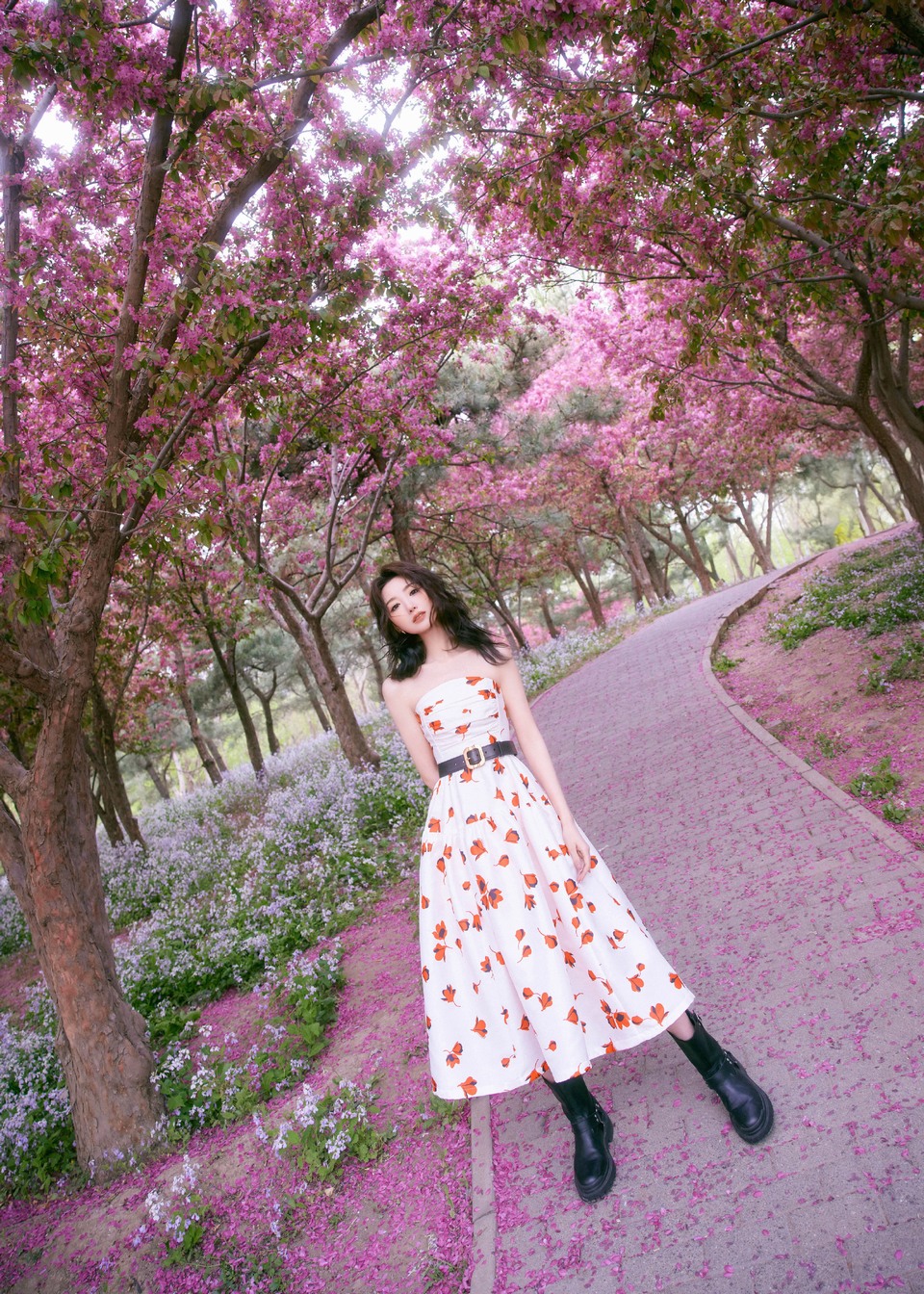 毛晓彤走入花海中明媚热烈 热情跃动青春正风华