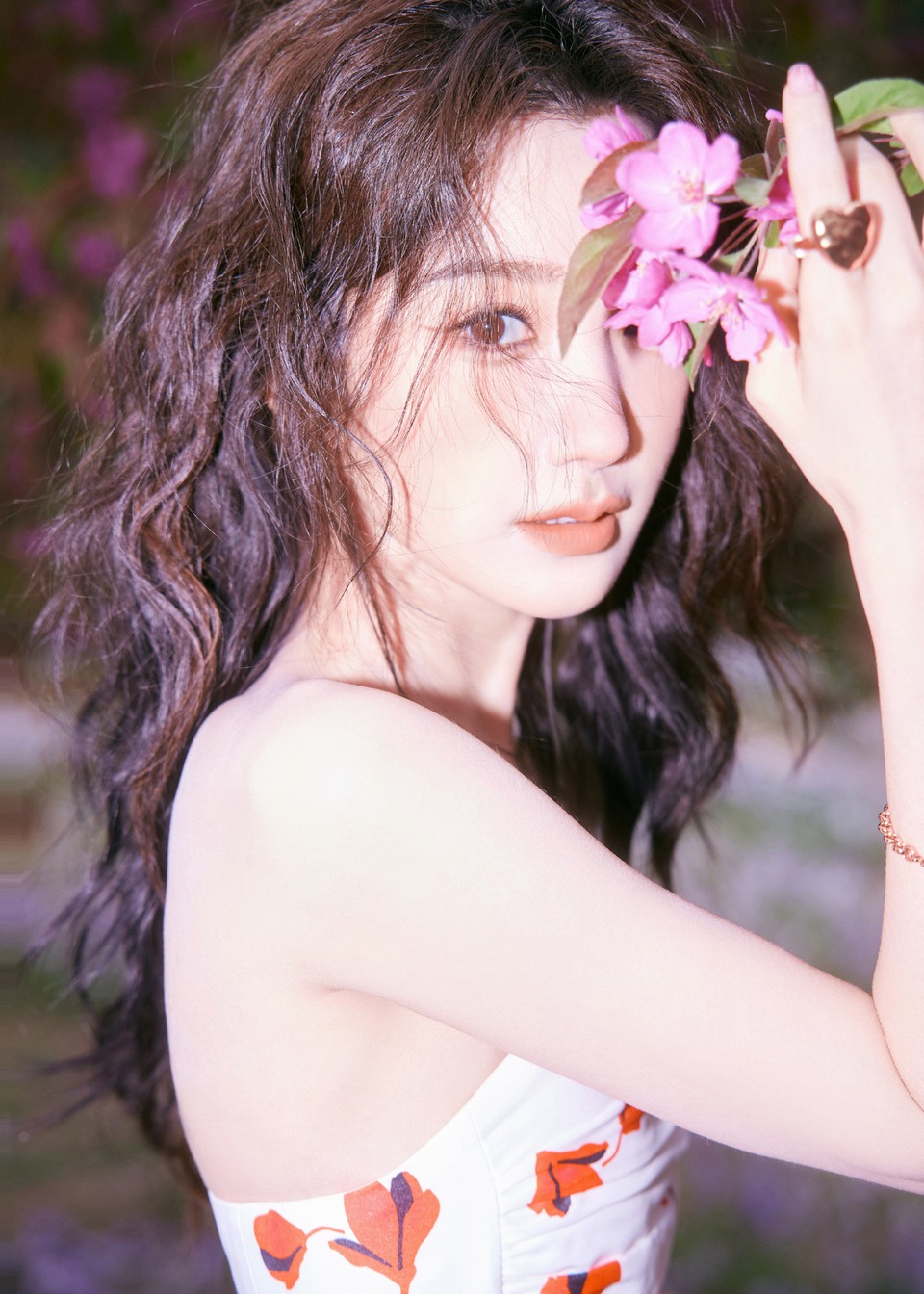 毛晓彤走入花海中明媚热烈 热情跃动青春正风华  第7张