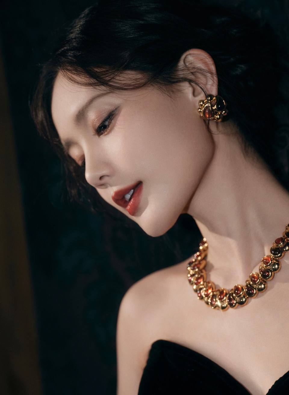 李一桐华服加身自有态度 摩登名伶优雅自成  第5张