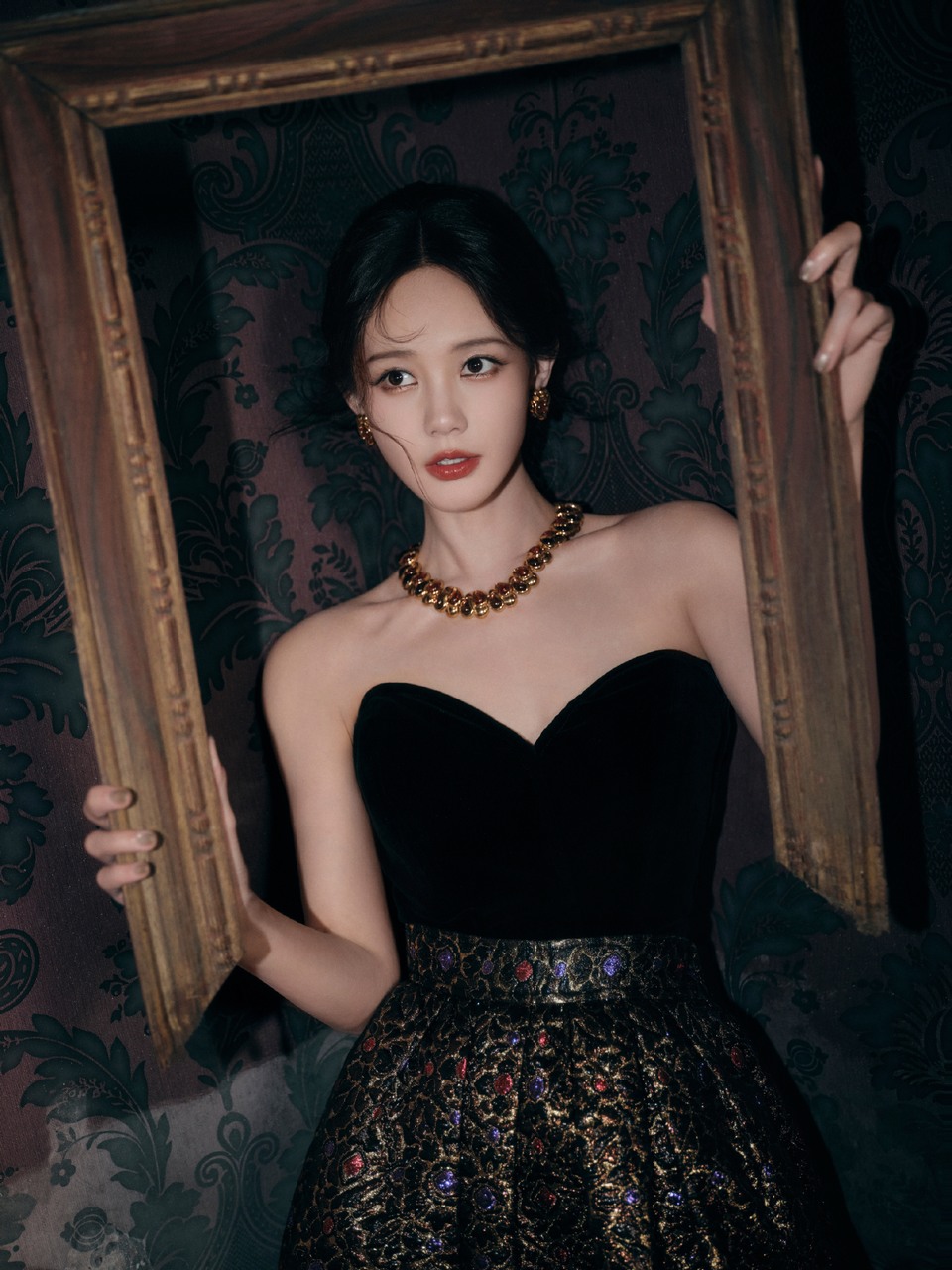 李一桐华服加身自有态度 摩登名伶优雅自成  第3张