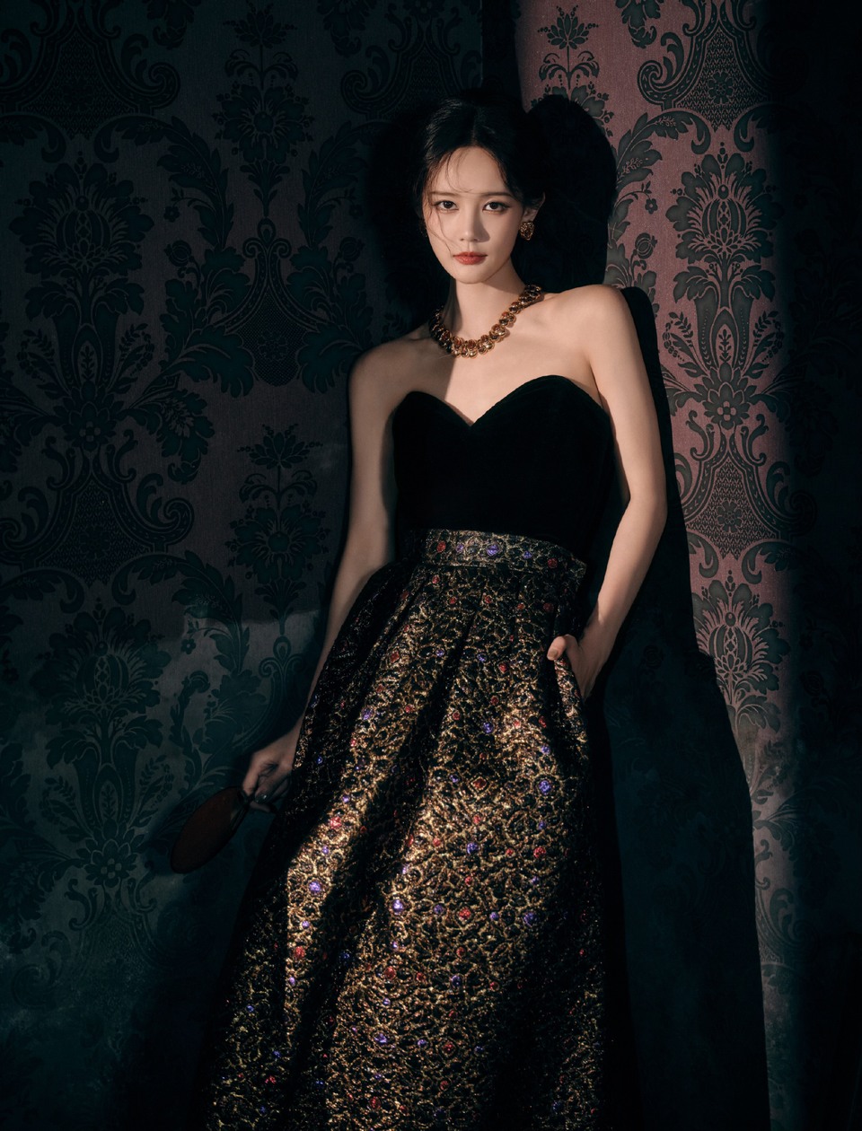 李一桐华服加身自有态度 摩登名伶优雅自成  第4张