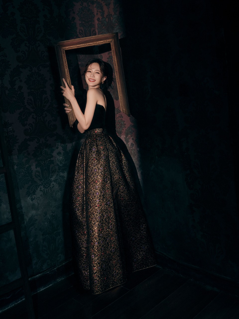 李一桐华服加身自有态度 摩登名伶优雅自成  第9张