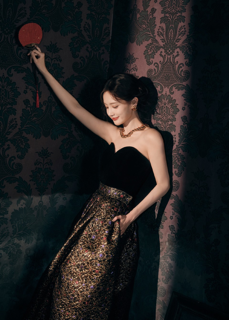 李一桐华服加身自有态度 摩登名伶优雅自成  第2张