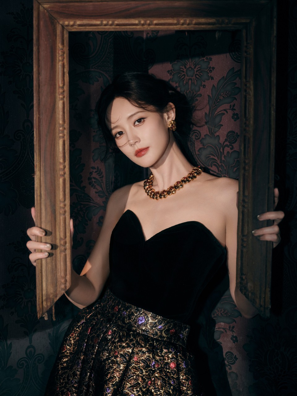 李一桐华服加身自有态度 摩登名伶优雅自成
