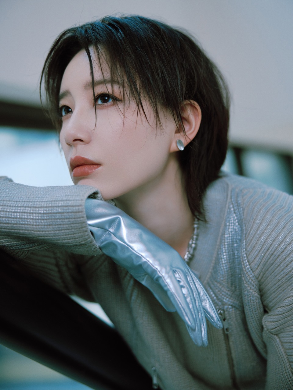 李斯丹妮银光流线机械美学 视线交汇瞬间预见未来  第4张