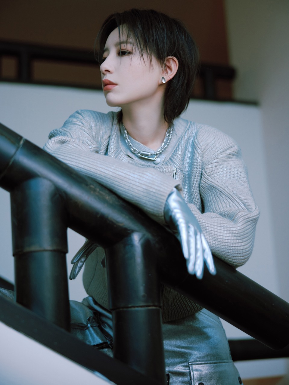 李斯丹妮银光流线机械美学 视线交汇瞬间预见未来