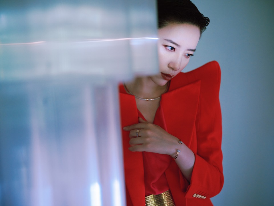 李斯丹妮红装似火肩若飞檐 飒爽川妹子的东方侠影  第7张