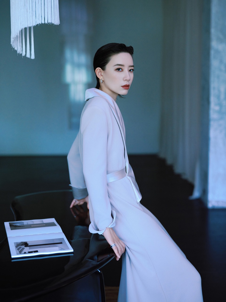 李斯丹妮化身一尊流动的雕塑 慵懒轮廓与飒爽筋骨并存