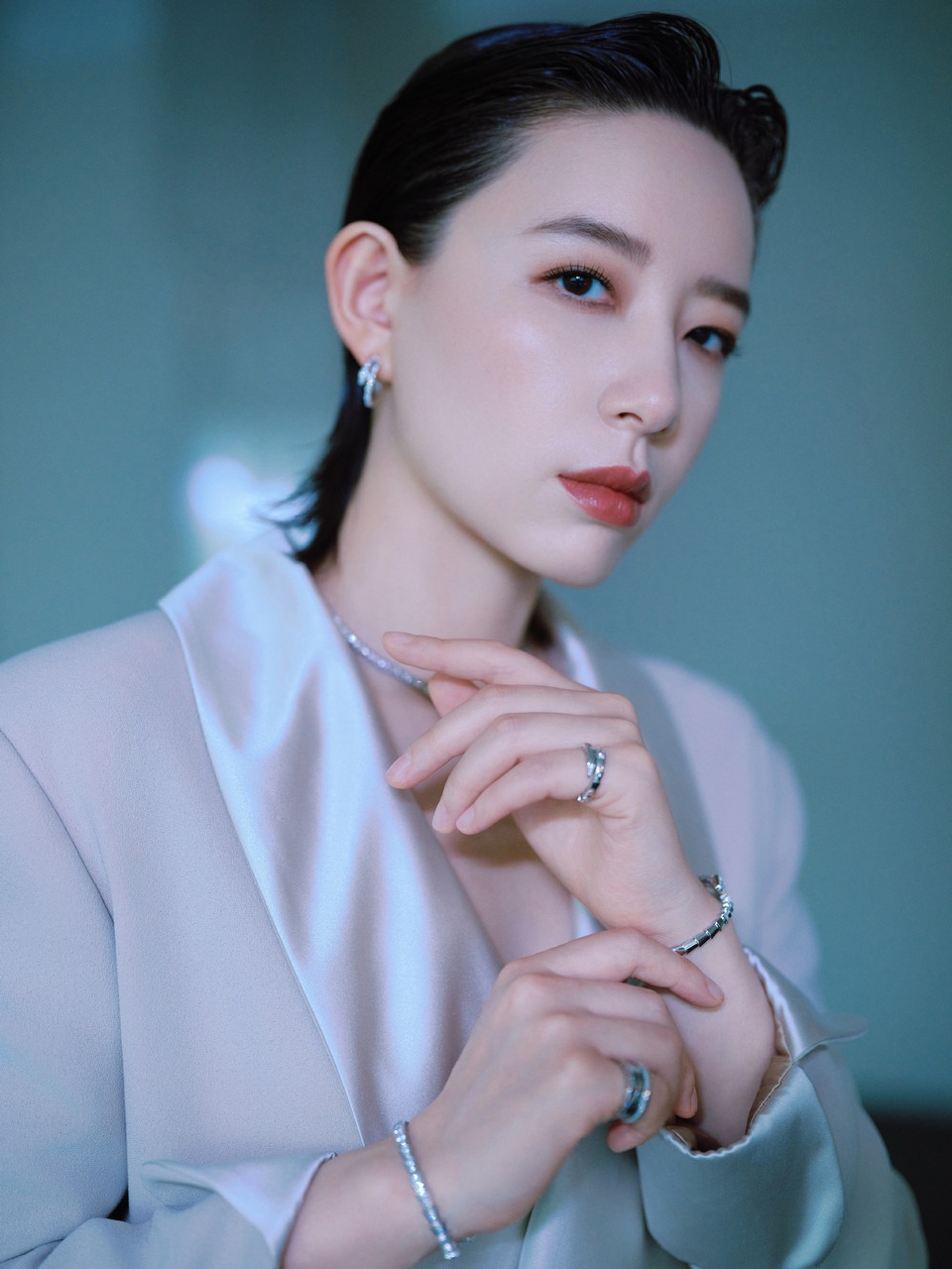 李斯丹妮化身一尊流动的雕塑 慵懒轮廓与飒爽筋骨并存  第8张