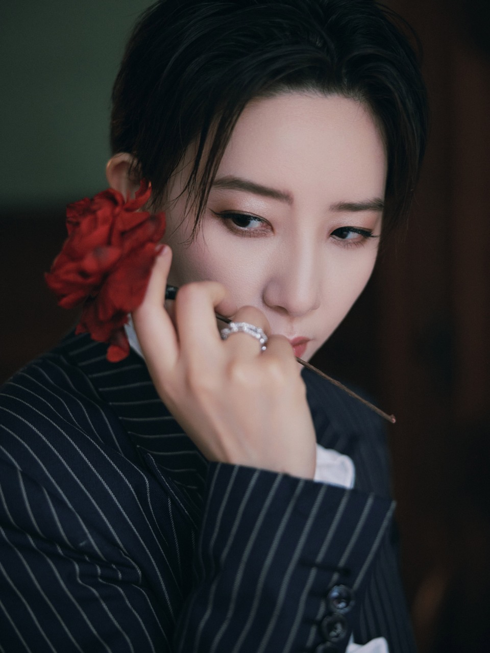 李斯丹妮玫瑰在手中苏醒 沾染着老洋房的木质香  第4张