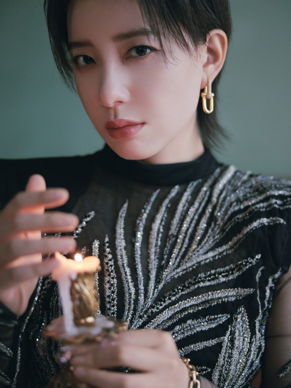 李斯丹妮披上复古摩登的优雅 用全黑缝合时光  第5张