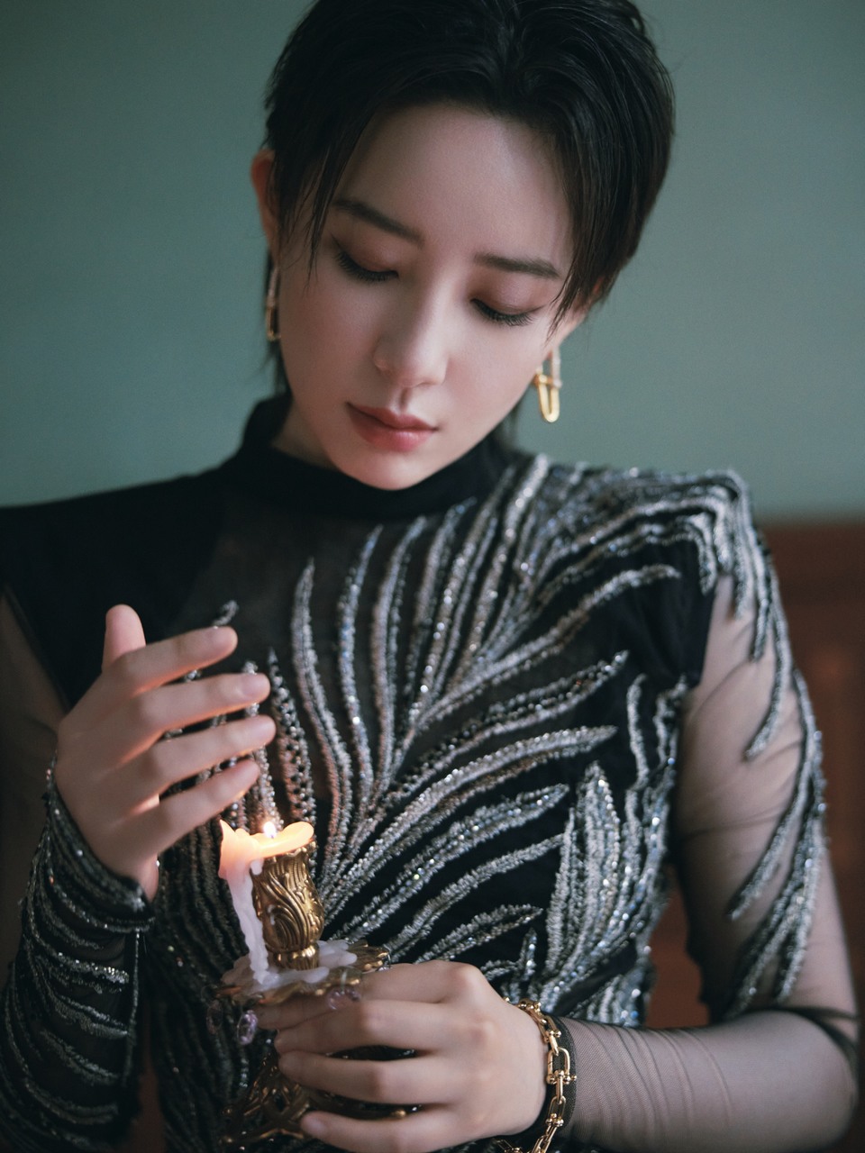 李斯丹妮披上复古摩登的优雅 用全黑缝合时光  第4张